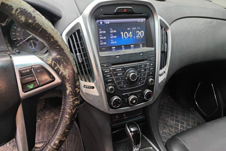 Used JMC Yusheng S350 2013 2.4T Automatic 4x4 Diesel Ultra-Luxury 5-Seater Audio And AC Panel