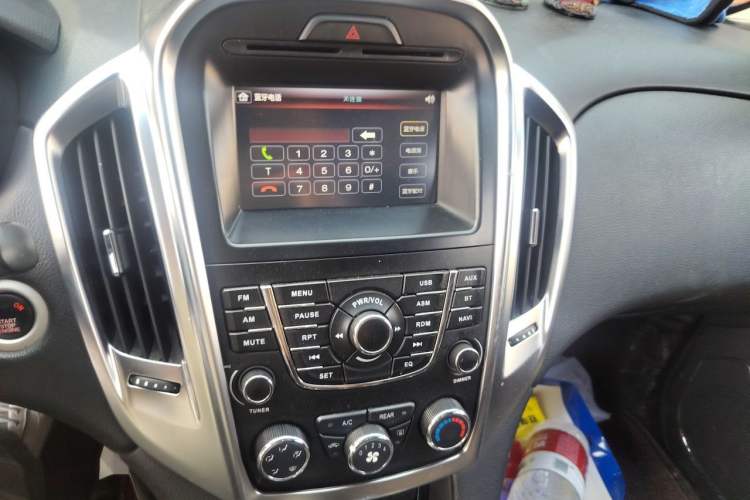 Used JMC Yusheng S350 2013 2.4T Automatic 4x4 Diesel Ultra-Luxury 7-Seater Audio And AC Panel
