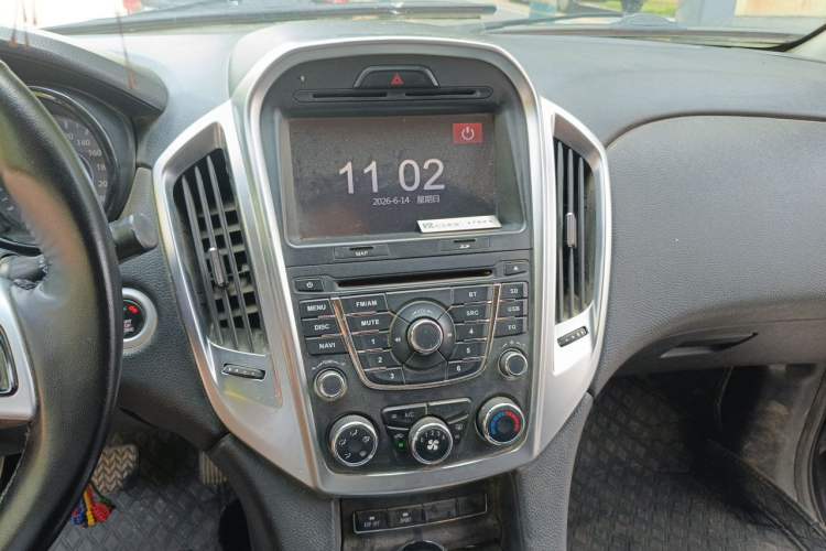 Used JMC Yusheng S350 2013 2.4T Automatic 4x4 Diesel Luxury 5-Seater Audio And AC Panel