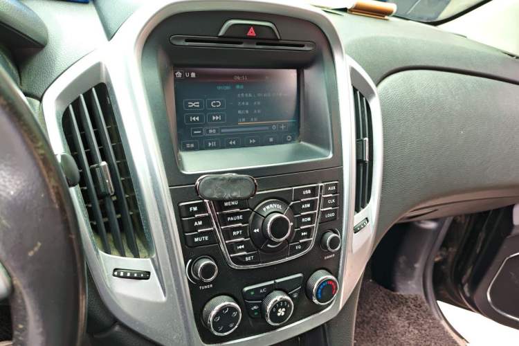 Used JMC Yusheng S350 2013 2.4T Automatic 2WD Diesel Luxury Edition 5 Seats Audio And AC Panel