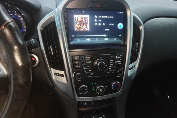 Used JMC Yusheng S350 2013 2.4T Automatic 2WD Diesel Ultra-Luxury 5-Seater Audio And AC Panel