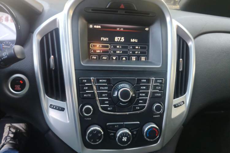 Used JMC Yusheng S350 2013 2.4T Automatic 2WD Diesel Luxury Edition 5 Seats Audio And AC Panel