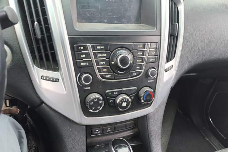 Used JMC Yusheng S350 2013 2.4T Automatic 2WD Diesel Luxury Edition 5 Seats Audio And AC Panel