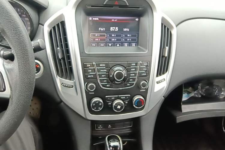 Used JMC Yusheng S350 2013 2.4T Automatic 2WD Diesel Luxury 7-Seater Audio And AC Panel