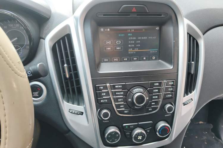 Used JMC Yusheng S350 2013 2.4T Automatic 2WD Diesel Luxury Edition 5 Seats Audio And AC Panel