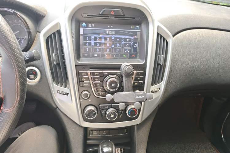 Used JMC Yusheng S350 2013 2.4T Automatic 2WD Diesel Luxury Edition 5 Seats Audio And AC Panel