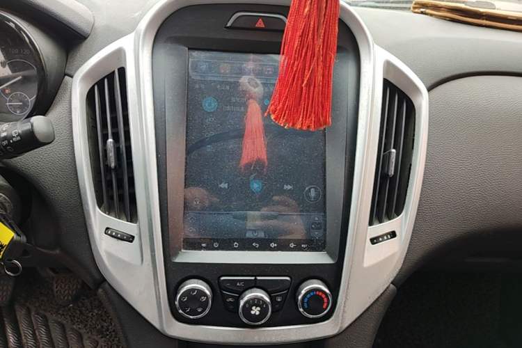 Used JMC Yusheng S350 2013 2.4T Manual Two-Wheel Drive Diesel Luxury Edition 5 Seats Audio And AC Panel