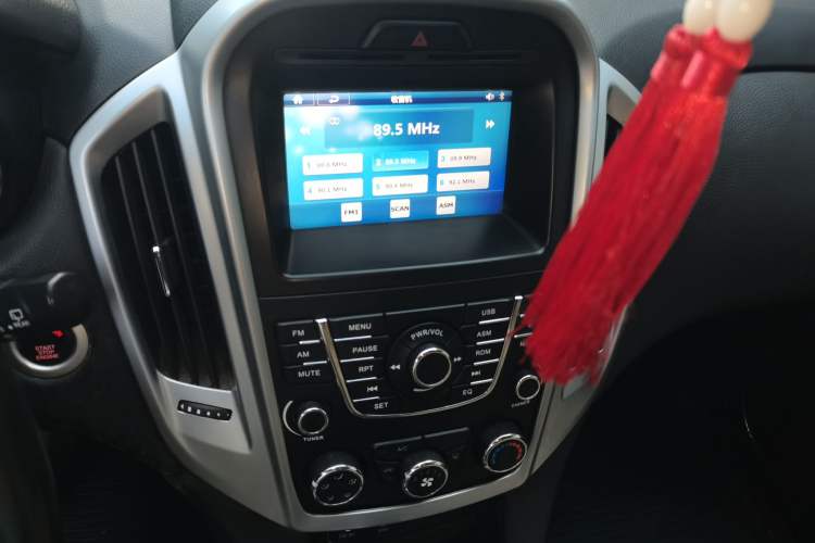 Used JMC Yusheng S350 2013 2.4T Automatic 4x4 Diesel Luxury 5-Seater Audio And AC Panel