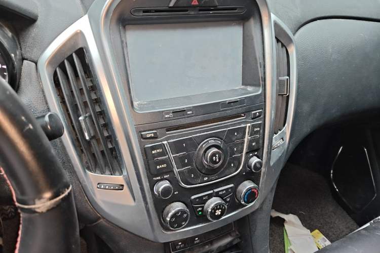 Used JMC Yusheng S350 2013 2.4T Automatic 2WD Diesel Luxury 7-Seater Audio And AC Panel