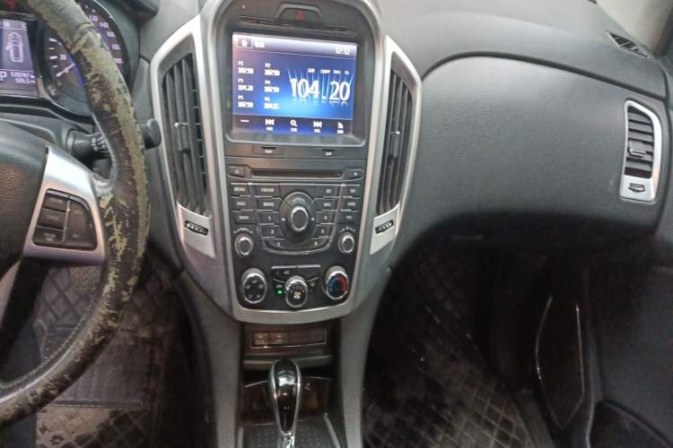 Used JMC Yusheng S350 2013 2.4T Automatic 4x4 Diesel Ultra-Luxury 5-Seater Audio And AC Panel