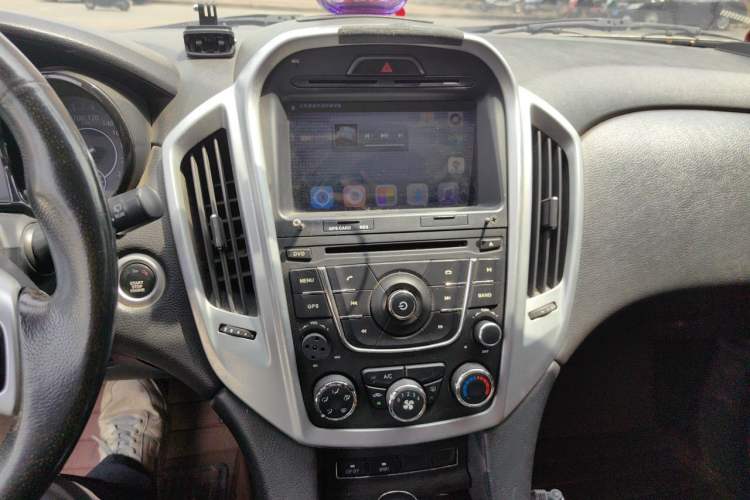 Used JMC Yusheng S350 2013 2.4T Automatic 2WD Diesel Ultra-Luxury 5-Seater Audio And AC Panel