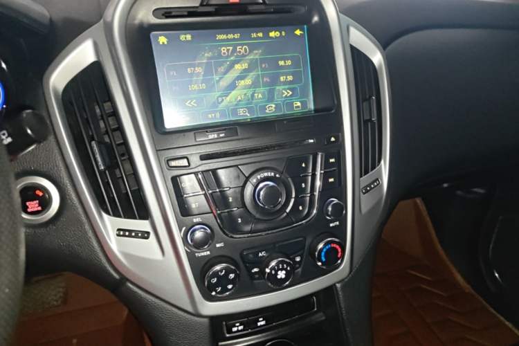 Used JMC Yusheng S350 2013 2.4T Automatic 2WD Diesel Luxury Edition 5 Seats Audio And AC Panel