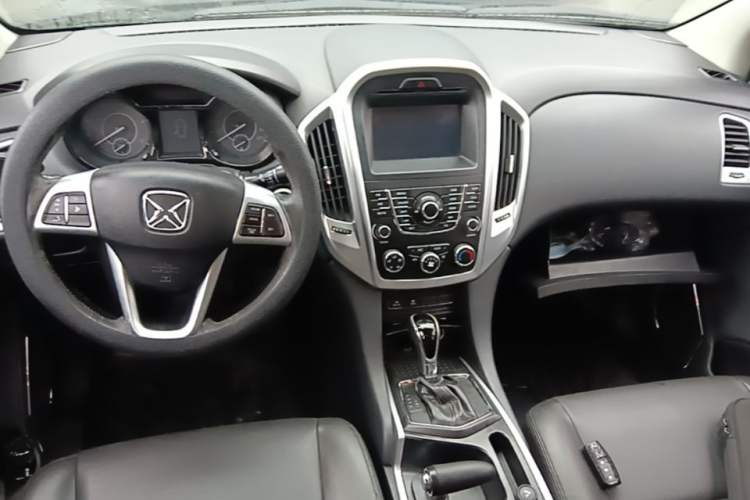Used JMC Yusheng S350 2013 2.4T Automatic 2WD Diesel Luxury 7-Seater Center Console
