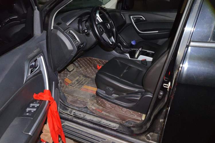 Used JMC Yusheng S350 2013 2.4T Automatic 4x4 Diesel Luxury 5-Seater Driver Seat