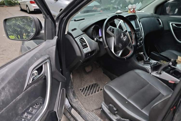 Used JMC Yusheng S350 2013 2.4T Automatic 2WD Diesel Luxury 7-Seater Driver Seat