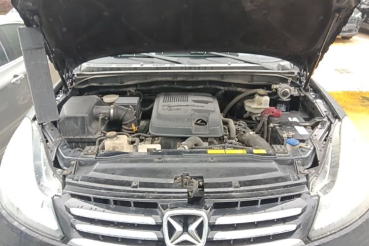 Used JMC Yusheng S350 2013 2.4T Automatic 2WD Diesel Luxury 7-Seater Engine Bay