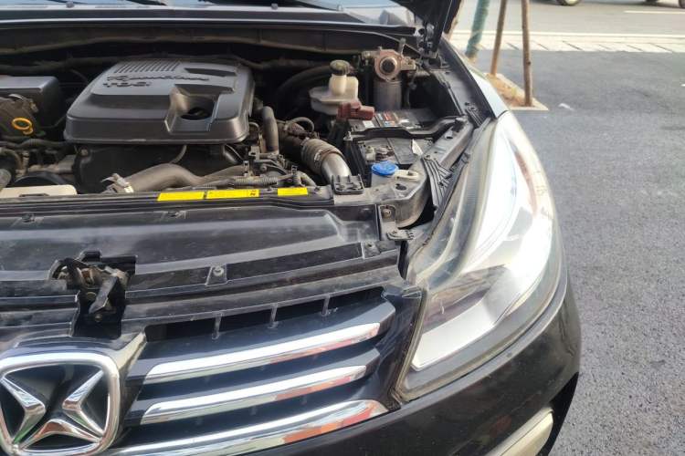 Used JMC Yusheng S350 2013 2.4T Automatic 4x4 Diesel Ultra-Luxury 7-Seater Engine Bay Left