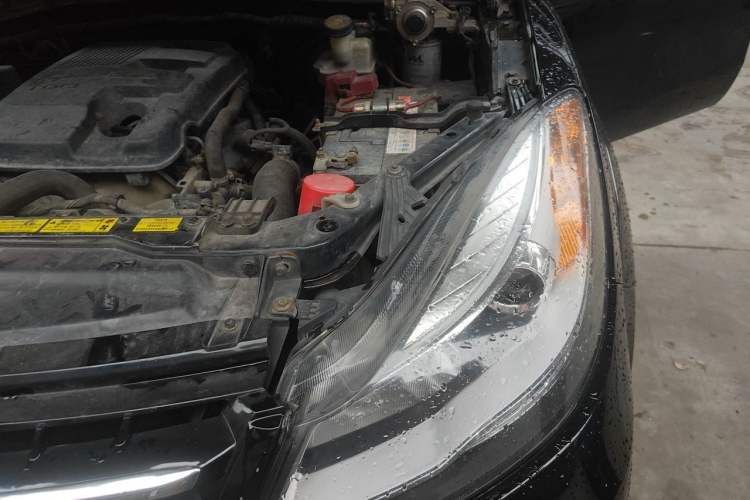 Used JMC Yusheng S350 2013 2.4T Automatic 2WD Diesel Ultra-Luxury 5-Seater Engine Bay Left