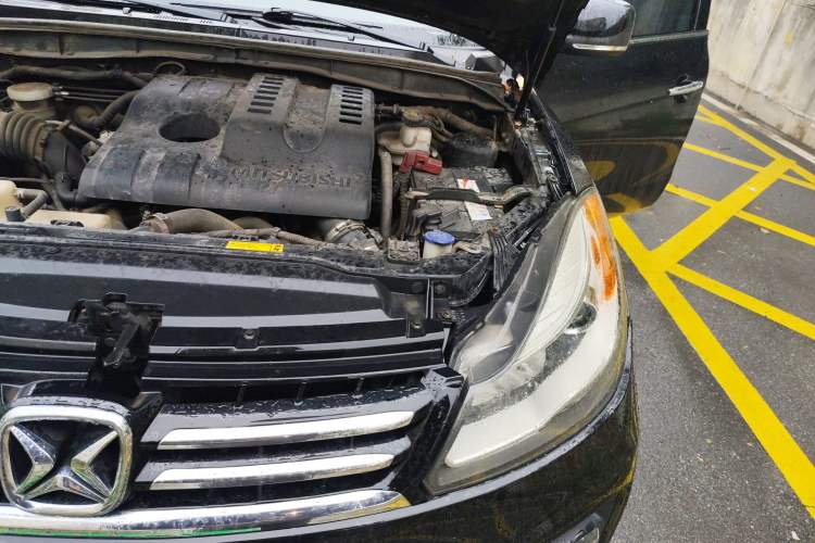 Used JMC Yusheng S350 2013 2.0T Manual Two-Wheel Drive Gasoline Ultra-Luxury 5-Seater Engine Bay Left