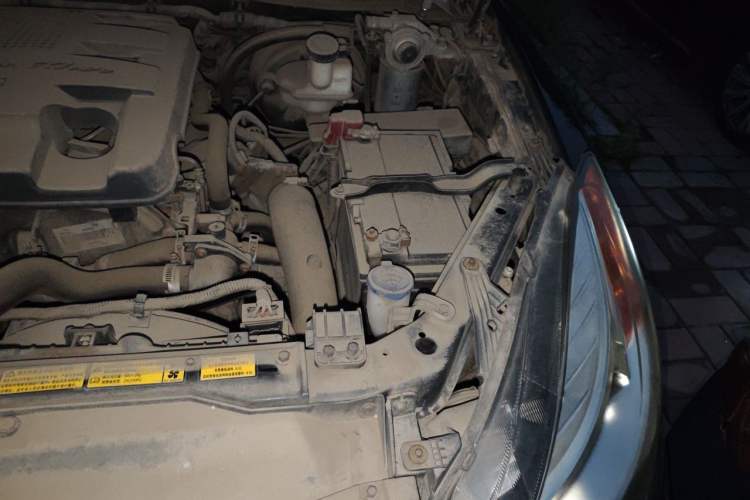 Used JMC Yusheng S350 2013 2.4T Automatic 4x4 Diesel Luxury 5-Seater Engine Bay Left