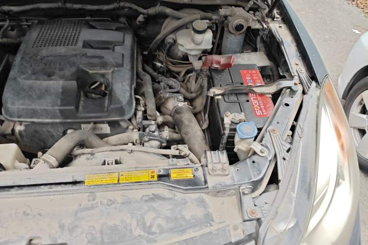 Used JMC Yusheng S350 2013 2.4T Automatic 2WD Diesel Luxury 7-Seater Engine Bay Left