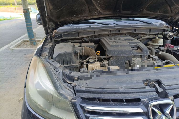 Used JMC Yusheng S350 2013 2.4T Automatic 4x4 Diesel Luxury 5-Seater Engine Bay Right