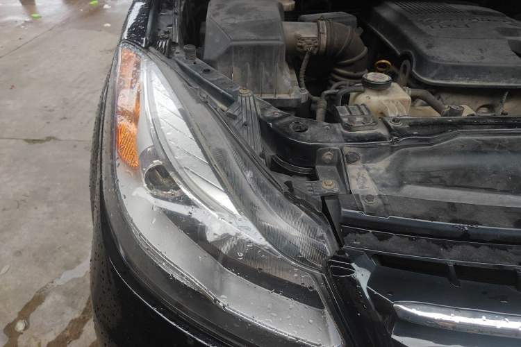 Used JMC Yusheng S350 2013 2.4T Automatic 2WD Diesel Ultra-Luxury 5-Seater Engine Bay Right