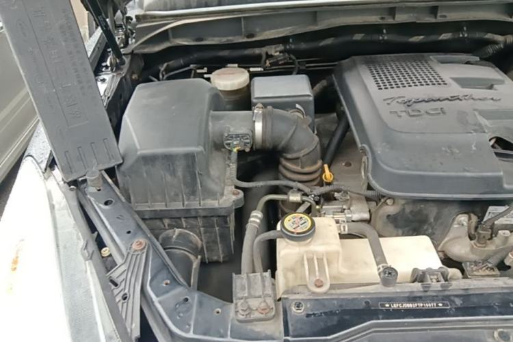 Used JMC Yusheng S350 2013 2.4T Automatic 2WD Diesel Luxury 7-Seater Engine Bay Right