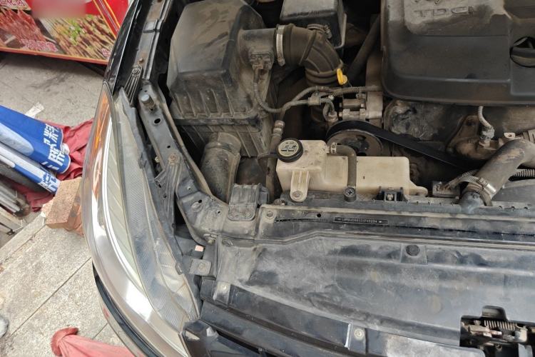 Used JMC Yusheng S350 2013 2.4T Automatic 4x4 Diesel Luxury 5-Seater Engine Bay Right