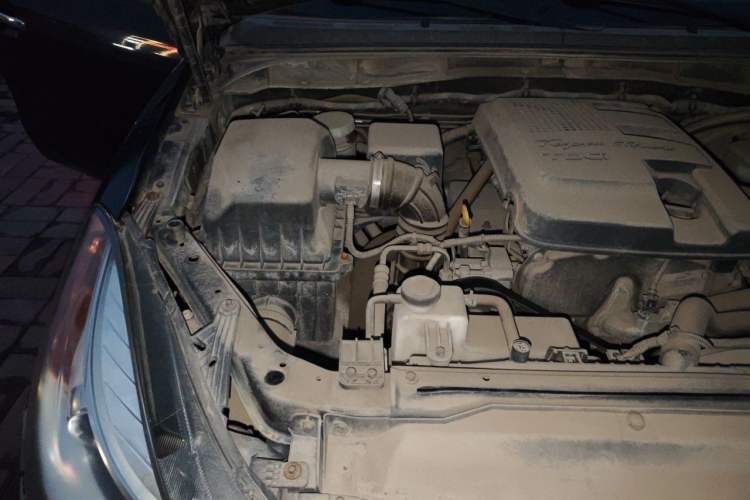 Used JMC Yusheng S350 2013 2.4T Automatic 4x4 Diesel Luxury 5-Seater Engine Bay Right