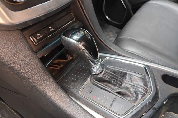 Used JMC Yusheng S350 2013 2.4T Automatic 4x4 Diesel Ultra-Luxury 5-Seater Gear Lever