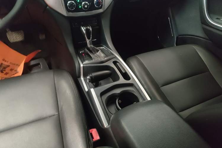 Used JMC Yusheng S350 2013 2.4T Automatic 2WD Diesel Luxury Edition 5 Seats Gear Lever