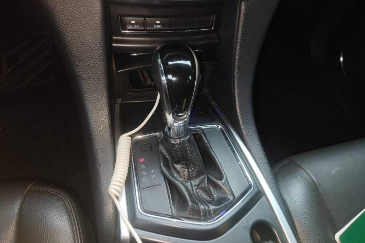 Used JMC Yusheng S350 2013 2.4T Automatic 2WD Diesel Ultra-Luxury 5-Seater Gear Lever