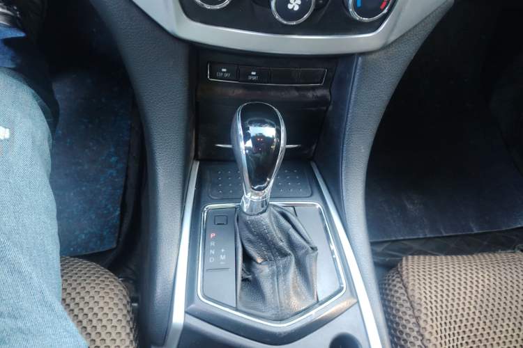 Used JMC Yusheng S350 2013 2.4T Automatic 2WD Diesel Luxury Edition 5 Seats Gear Lever