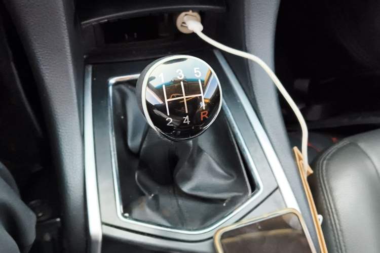 Used JMC Yusheng S350 2013 2.4T Manual Two-Wheel Drive Diesel Ultra-Luxury 5-Seater Gear Lever