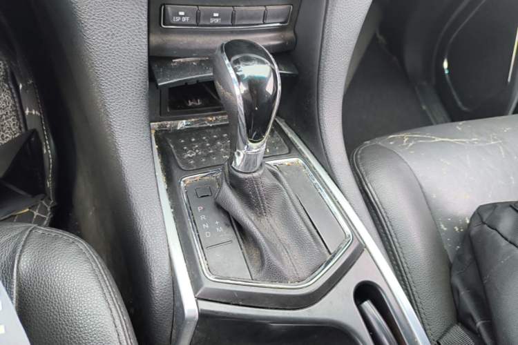 Used JMC Yusheng S350 2013 2.4T Automatic 2WD Diesel Luxury Edition 5 Seats Gear Lever