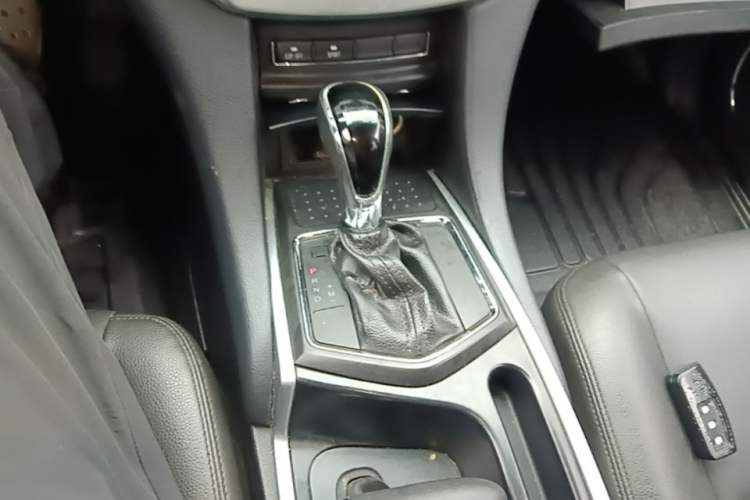 Used JMC Yusheng S350 2013 2.4T Automatic 2WD Diesel Luxury 7-Seater Gear Lever