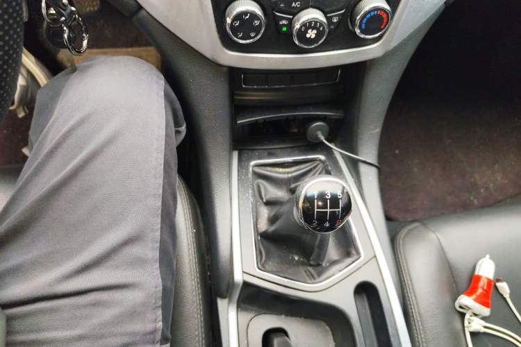 Used JMC Yusheng S350 2013 2.0T Manual Two-Wheel Drive Gasoline Ultra-Luxury 5-Seater Gear Lever
