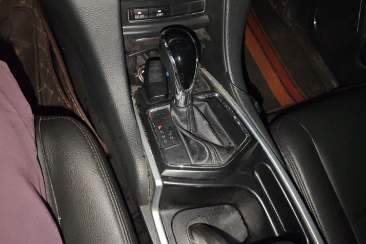 Used JMC Yusheng S350 2013 2.4T Automatic 4x4 Diesel Luxury 5-Seater Gear Lever