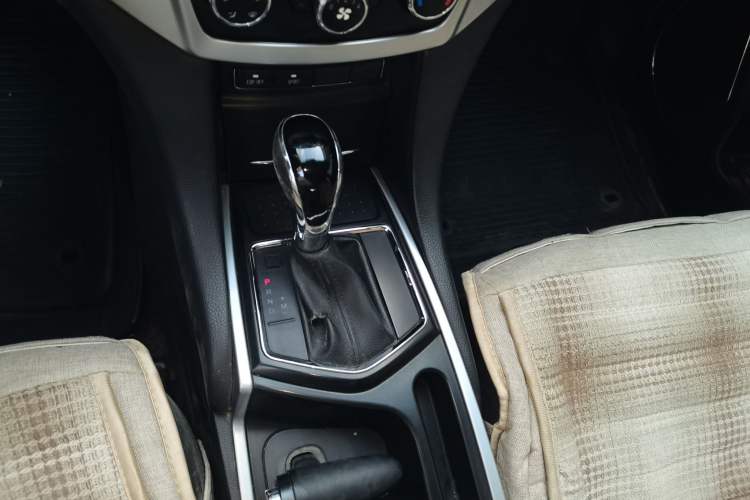 Used JMC Yusheng S350 2013 2.4T Automatic 4x4 Diesel Luxury 5-Seater Gear Lever