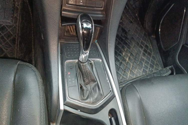 Used JMC Yusheng S350 2013 2.4T Automatic 4x4 Diesel Ultra-Luxury 5-Seater Gear Lever