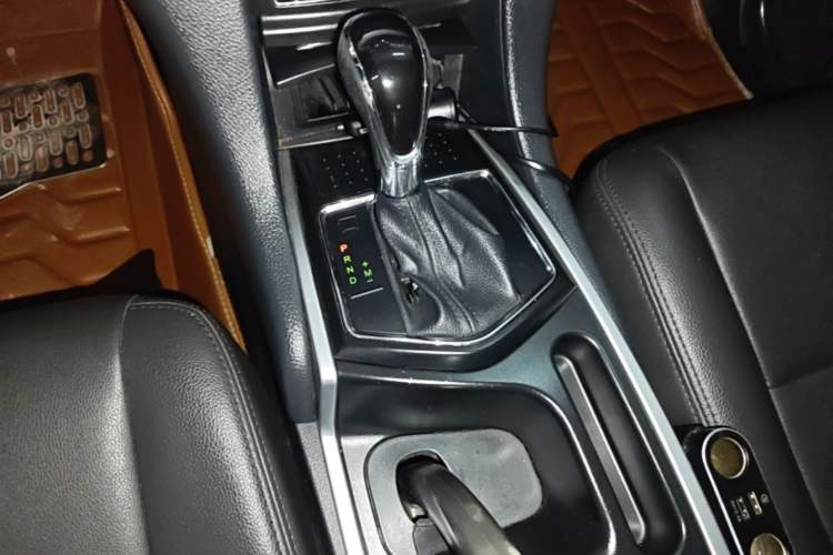 Used JMC Yusheng S350 2013 2.4T Automatic 2WD Diesel Luxury Edition 5 Seats Gear Lever