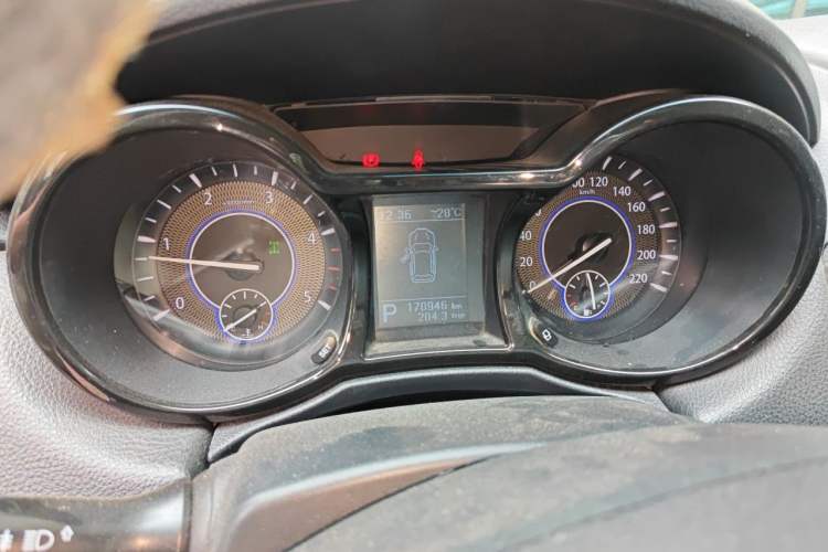 Used JMC Yusheng S350 2013 2.4T Automatic 4x4 Diesel Ultra-Luxury 5-Seater Instrument Cluster