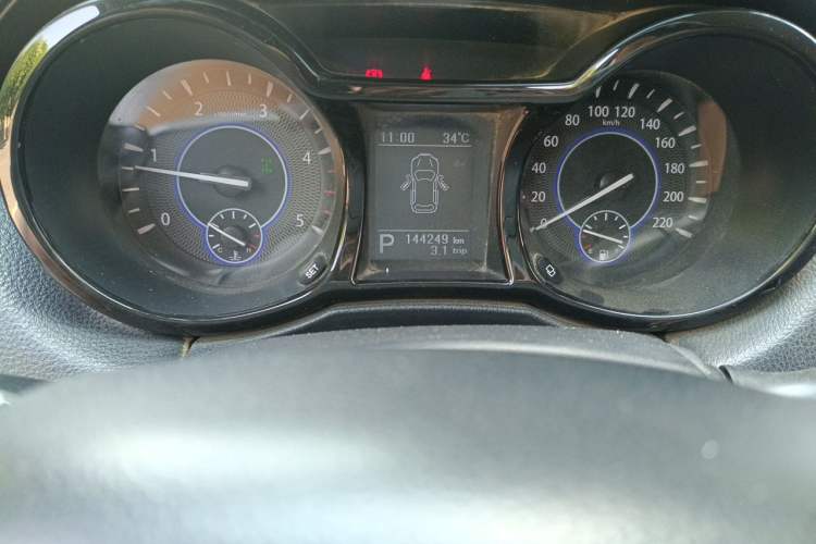 Used JMC Yusheng S350 2013 2.4T Automatic 4x4 Diesel Luxury 5-Seater Odometer Close Up