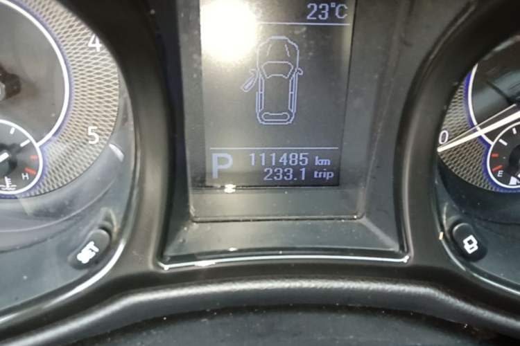 Used JMC Yusheng S350 2013 2.4T Automatic 2WD Diesel Luxury 7-Seater Odometer Close Up