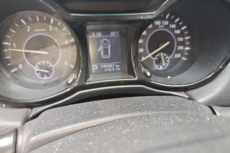 Used JMC Yusheng S350 2013 2.4T Automatic 4x4 Diesel Luxury 5-Seater Odometer Close Up