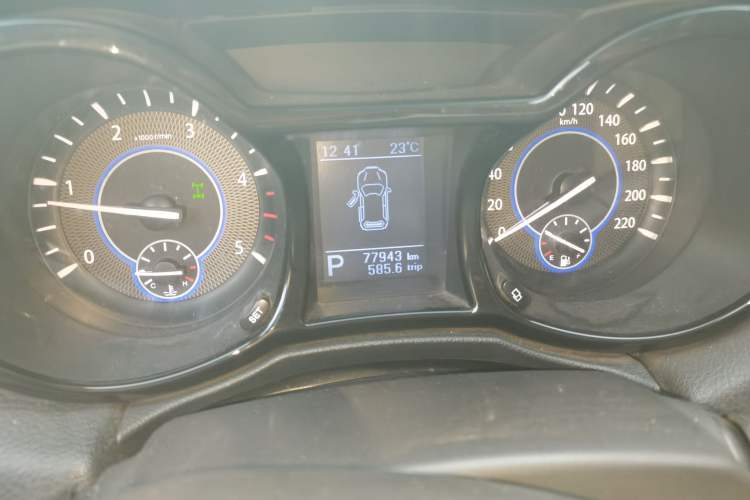 Used JMC Yusheng S350 2013 2.4T Automatic 4x4 Diesel Luxury 5-Seater Odometer Close Up