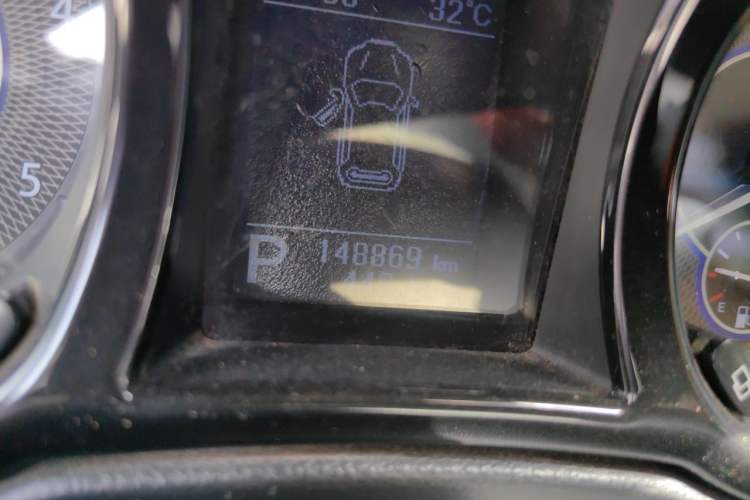 Used JMC Yusheng S350 2013 2.4T Automatic 2WD Diesel Ultra-Luxury 5-Seater Odometer Close Up