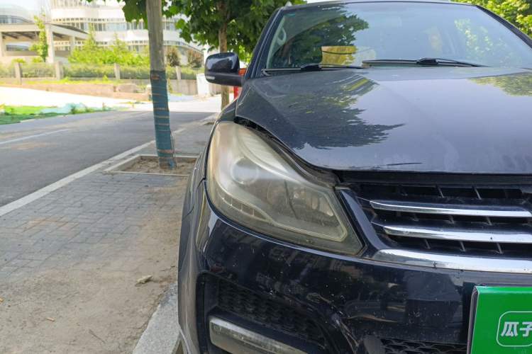 Used JMC Yusheng S350 2013 2.4T Automatic 4x4 Diesel Luxury 5-Seater Right Front Headlight