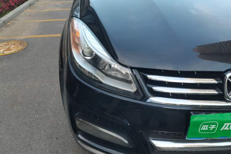 Used JMC Yusheng S350 2013 2.4T Automatic 4x4 Diesel Luxury 5-Seater Right Front Headlight
